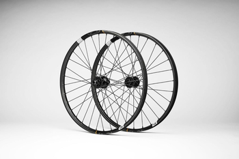 Crankbrothers Synthesis Carbon E-BIKE BOOST Tubeless Ready Laufradsatz, 27.5", 110x15mm/148x12mm, Shimano HG, black - Produktbild - 1