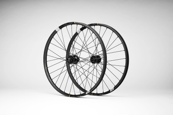 Crankbrothers Synthesis Carbon Enduro 11 BOOST I9 Hydra Tubeless Ready Laufradsatz, 29"/27.5", 110x15mm/148x12mm, Shimano HG, black - Produktbild - 1 Crankbrothers Synthesis Carbon Enduro 11 BOOST I9 Hydra Tubeless Ready Laufradsatz, 29"/27.5", 110x15mm/148x12mm, Shimano HG, black - Produktbild - 1
