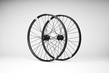 Crankbrothers Synthesis Carbon Enduro 11 BOOST I9 Hydra Tubeless Ready Laufradsatz, 29"/27.5", 110x15mm/148x12mm, Shimano Micro Spline, black - Produktbild - 1 Crankbrothers Synthesis Carbon Enduro 11 BOOST I9 Hydra Tubeless Ready Laufradsatz, 29"/27.5", 110x15mm/148x12mm, Shimano Micro Spline, black - Produktbild - 1