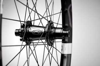 Crankbrothers Synthesis Carbon Enduro 11 BOOST I9 Hydra Tubeless Ready Laufradsatz, 29"/27.5", 110x15mm/148x12mm, Shimano Micro Spline, black - Produktbild - 2
