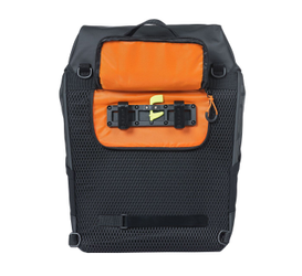 Fahrradrucksack Basil Miles Tarpaulin schwarz/orange, 31x17x44cm, 17ltr - Produktbild - 2