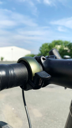 Knog Oi Classic Small Fahrradklingel, 22.2mm, black/olive - Produktbild - 3
