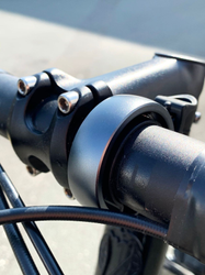 Knog Oi Classic Small Fahrradklingel, 22.2mm, black/grey - Produktbild - 3