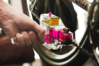 Muc-Off X3 Chain Cleaning Device Pink Kettenreinigungsgerät für effektive Fahrradpflege - Produktbild - 2