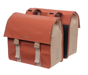 Doppelpacktasche Basil Urban Load terra red/rose, 40,5x17,5x46cm, 48-53ltr - Produktbild - 1