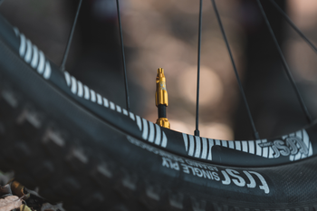 LEZYNE TUBELESS VENTIL CNC 60 MM / NEO METALLIC - Produktbild - 2