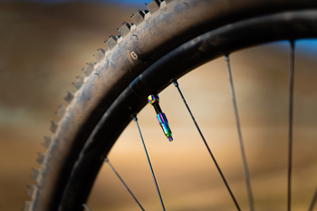 LEZYNE TUBELESS VENTIL CNC 60 MM / NEO METALLIC - Produktbild - 4