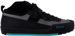 Bildschirmfoto-2023-07-21-um-21-10-06-21290234.png Fizik Gravita Tensor Flat DH/E-MTB-Schuh – Grey / Aqua – Gr. 48 - Produktbild - 1