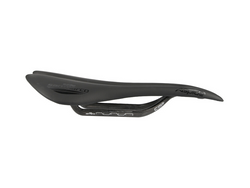 8009456030298-2-21307785.png Sattel Aspide Superleggera, Selle San Marco
Narrow-Version mit Open-Fit, idmatch-Größe: S2
Größe: 131 x 278 mm, Farbe: Schwarz, Gewicht: 109 g, VE: 1 Stk. - Produktbild - 3