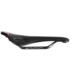 Sattel Shortfit 2.0 Carbon FX, Selle San Marco
Narrow-Version mit Open-Fit, idmatch-Größe: S3
Größe: 140 x 255 mm, Farbe: Schwarz, Gewicht: 185 g, VE: 1 Stk. - Produktbild - 1