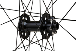 wtb-laufrad-czr-i30-x-29--1-21332201-21332201.jpg WTB Laufrad CZR i30 x 29, VR, 110 x 15mm, 28 Loch, 6-bolt, DB - Produktbild - 3