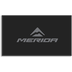 Fußmatte MERIDA Logo, MERIDA
Nylon, gummierte Rückseite
Größe: 90 x 60 cm, Farbe: Schwarz/grau, VE: 1 Stk. - Produktbild - 1