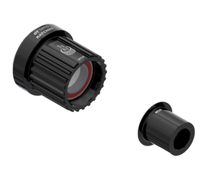 Freilauf/Rotor Umrüstkit Shimano für Ratchet, DT SWISS
Shimano Micro Spline Road Kassettenaufnahme, Material: Aluminium, Ausführung: Light mit Standard-Lagern, mit Endkappe
Größe: 12 x 142 mm, Farbe: Schwarz, Gewicht: 55 g, VE: 1 Kit - Produktbild - 1