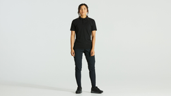 64922-160-APP-LEGACY-POLO-WMN-BLK-HERO-21354633-21354633.png Specialized Women's Legacy Polo Black Gr. S - Produktbild - 1