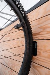 Lezyne Wheel Hook, CNC Aluminium, mit Gummi, schwarz - Produktbild - 5