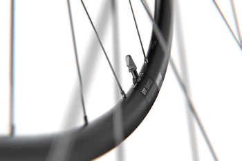 DT Swiss GR 1600 SPLINE 27,5 Zoll Laufrad 25 mm Disc Center Lock 12x142 mm Shimano 11-fach Ratchet System schwarz 884 g - Produktbild - 2