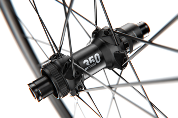DT Swiss GR 1600 SPLINE 27,5 Zoll Laufrad 25 mm Disc Center Lock TA 12x142 mm SRAM XDR 875 g - Produktbild - 2