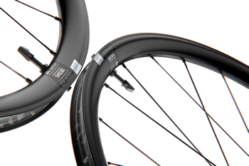 Laufrad ER 1600 SPLINE 27,5" 30 mm, DT SWISS, Disc Center Lock, TA 12/142 mm, SRAM XDR Road (AXDR) mit Ratchet System 36 SL, Größe: 584 x 20 mm, Farbe: Schwarz, Gewicht: 916 g, VE: 1 Stk. - Produktbild - 2