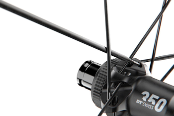 Laufrad ER 1600 SPLINE 29" 30 mm, DT SWISS, Disc Center Lock, TA 12/142 mm, Shimano Road 11-fach Light (ASL11) mit Ratchet System 36 SL, Größe: 622 x 20 mm, Farbe: Schwarz, Gewicht: 969 g, VE: 1 Stk. - Produktbild - 2