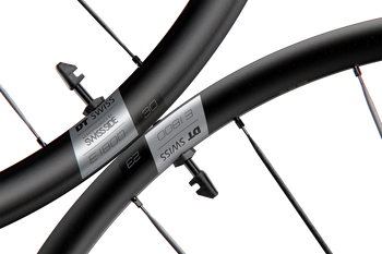 Laufrad E 1800 SPLINE 29" 30 mm, DT SWISS
Disc Center Lock, TA 12/142 mm, SRAM XDR Road (AXDR) mit Ratchet LN 18
Größe: 622 x 20 mm, Farbe: Schwarz, Gewicht: 987 g, VE: 1 Stk. - Produktbild - 2