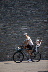 Hamax Caress Fahrrad-Kindersitz mit Rahmenbefestigung, ab 9 Monate bis 22 kg, grau/weiß/schwarz - Produktbild - 2