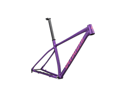 71725-70-CHISEL-HT-FRM-PRPTNTALU-RBLPNK-BRSH-FDSQ-21413498-21413498.png Specialized Chisel Hardtail Rahmenset Gloss Purple Tint Linear Brushed/Rebel Pink - Produktbild - 2