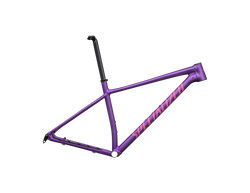 71725-70-CHISEL-HT-FRM-PRPTNTALU-RBLPNK-BRSH-HERO-PDP-21413498-21413498.png Specialized Chisel Hardtail Rahmenset Gloss Purple Tint Linear Brushed/Rebel Pink - Produktbild - 1