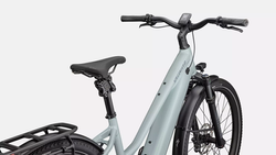 95025-40-VADO-50-IGH-STEP-THROUGH-UL-SEA-CMLNLPS-GCLMET-D1-POV-21414013-21414013.png Specialized Turbo Vado 5.0 IGH Step-Through E-Bike Seafoam / Lapis Pearl Gr. S/L/XL - Produktbild - 4