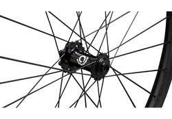 30125-8101-Traverse-SL-II-Hydra2-11-FRONT-HUB-DARK-21416201.jpg Specialized Roval Traverse SL II Hydra2 Laufrad Carbon / Black Gr. 29 Front 28H - Produktbild - 3