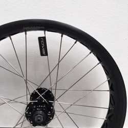 Specialized WHL FATBOY 20"; FRONT, ALLOY, QUICK-RELEASE, 9X135MM, DISC, 6-BOLT, 32H, 68MM INTERNAL WIDTH Black 20" - Produktbild - 1
