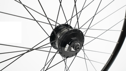 S225500048---02-21425666.jpg Specialized WHL SIRRUS, 700C, FRONT, ALLOY, QR, 9X100MM, DISC, 6-BOLT, 32H, 6V DYNAMO FRONT HUB Black - Produktbild - 2