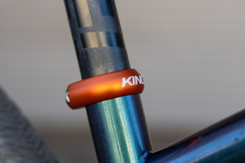 Chris King Sattelklemme, 30.0mm, matte mango - Produktbild - 2