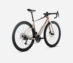 T142TTCC-GP-BACK-TERRA-M20iTEAM-over-21440340.jpg Orbea TERRA M20TEAM Nickel - Met Cinnamon (Matt) - Produktbild - 3