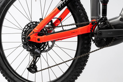 HAIBIKE-MY25-ALLMTN-4-C1-Mullet-DETAIL-2-HMCT1-web-21440470.jpeg Haibike AllMtn 4 E-Mountainbike Fully 160 mm mit Bosch CX und 800 Wh, Silver / Red / Black - Produktbild - 4