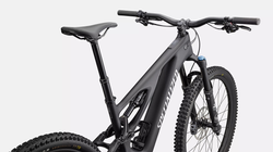 95225-50-LEVO-COMP-CARBON-G3-UL-BLK-LTSIL-D1-POV-21413200-21440522.jpeg Specialized Turbo Levo Comp Carbon – E-MTB 700 Wh | Black / Light Silver / Black, 2 kleine Lackfehler Oberrohr - Produktbild - 4
