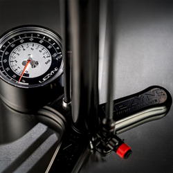 Lezyne Standluftpumpe CLIK Drive HV ABS PRO Pumpenkopf, 100 PSI, schwarz - Produktbild - 4