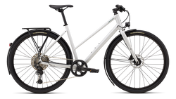 92426-740V---0-21457318.png Specialized Sirrus X 3.0 Step-Through EQ Dove Grey / Metallic Pine - Produktbild - 1