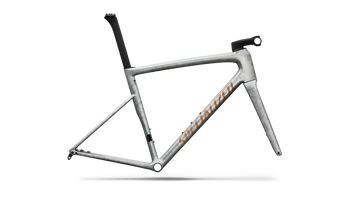 Specialized Tarmac SL8 Rahmenset - FACT 10r Carbon GLOSS SILVER DUST / SHADOW SILVER DRY IMPASTO / PHOTON ORANGE TINT OVER SILVER DUST - Produktbild - 1 Specialized Tarmac SL8 Rahmenset - FACT 10r Carbon GLOSS SILVER DUST / SHADOW SILVER DRY IMPASTO / PHOTON ORANGE TINT OVER SILVER DUST - Produktbild - 1