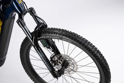 HAIBIKE-MY25-ALLTRACK-11-ABS-27-5-C1-27-5Inch-DETAIL-3-HKCT1-web-21462402.jpeg Haibike AllTrack 11 ABS E-MTB Hardtail 29 Zoll mit Bosch CX und 800 Wh, Blue / Titan / Yellow - Produktbild - 2