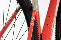 GHOST-MY26-Asket-CF-Pro-28Inch-DETAIL-3-GGFU1-21462722.jpg Ghost Asket CF Pro Red/San - Produktbild - 5