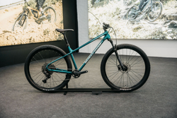 SBITRHNKP001-image1-2048x-21463417.jpg Nukeproof Tracker 275 Pro Cues 1x11 Petrol Green - Produktbild - 2