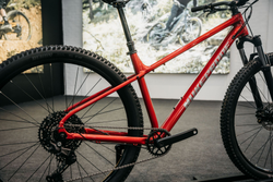 SBITRHNKP009-image3-2048x-21463420.jpg Nukeproof Tracker 290 Comp Cues 1x10 Racing Red - Produktbild - 4