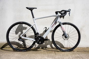 Ridley E-Grifn 105 Di2 Battleship Grey/Candy Red Metallic - Produktbild - 2