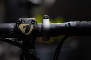 Knog Oi Prima Large Fahrradklingel, 23.8 - 31.8 mm, primer grey - Produktbild - 2