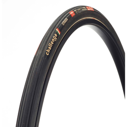 Road-Reifen Strada Pro Handmade Clincher, Challenge
Pro-Series, 300 TPI, PPS Pannenschutz, Smart-Compound, Reifenflanke: schwarz,
für 16-22 mm Maulweite Empfohlener Reifendruck 5.5-7.5 bar (max. 10)
Größe: 25-622, Farbe: Schwarz/schwarz, G - Produktbild - 1 Road-Reifen Strada Pro Handmade Clincher, Challenge
Pro-Series, 300 TPI, PPS Pannenschutz, Smart-Compound, Reifenflanke: schwarz,
für 16-22 mm Maulweite Empfohlener Reifendruck 5.5-7.5 bar (max. 10)
Größe: 25-622, Farbe: Schwarz/schwarz, G - Produktbild - 1