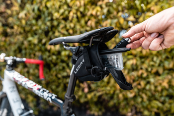 Lezyne Satteltasche Caddy M Schwarz - Wasserdicht, Robust, Mittelgroß für E-Bikes und Mountainbikes - Produktbild - 3