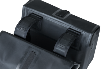 Doppelpacktasche Basil Urban Dry matt black, 35,5x17x42cm,50ltr, wasserd. - Produktbild - 2