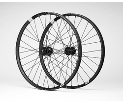 16285CB-01-369502-369502.jpg Crankbrothers Synthesis Carbon Enduro 11 BOOST P321 Tubeless Ready Laufradsatz, 27.5", 110x15mm/148x12mm, SRAM XD, black SALE - Produktbild - 1
