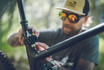 LEZYNE Tubeless CO2 Blaster inkl. 2 CO2 Kartuschen schwarz-gold - Produktbild - 4