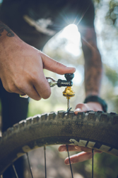 LEZYNE Tubeless CO2 Blaster inkl. 2 CO2 Kartuschen schwarz-gold - Produktbild - 5
